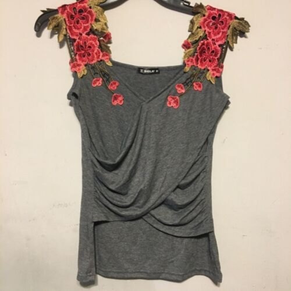 🌷3/$10 Sheilay Gray Wrap Shirt Embroidered Flower Sleeves Tank Size Small🌷